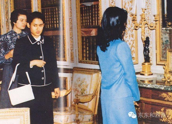 年轻时的诗琳通公主一身黑裙亭亭玉立，年老的她身材都走样了，倒是她姐姐，一把年纪依