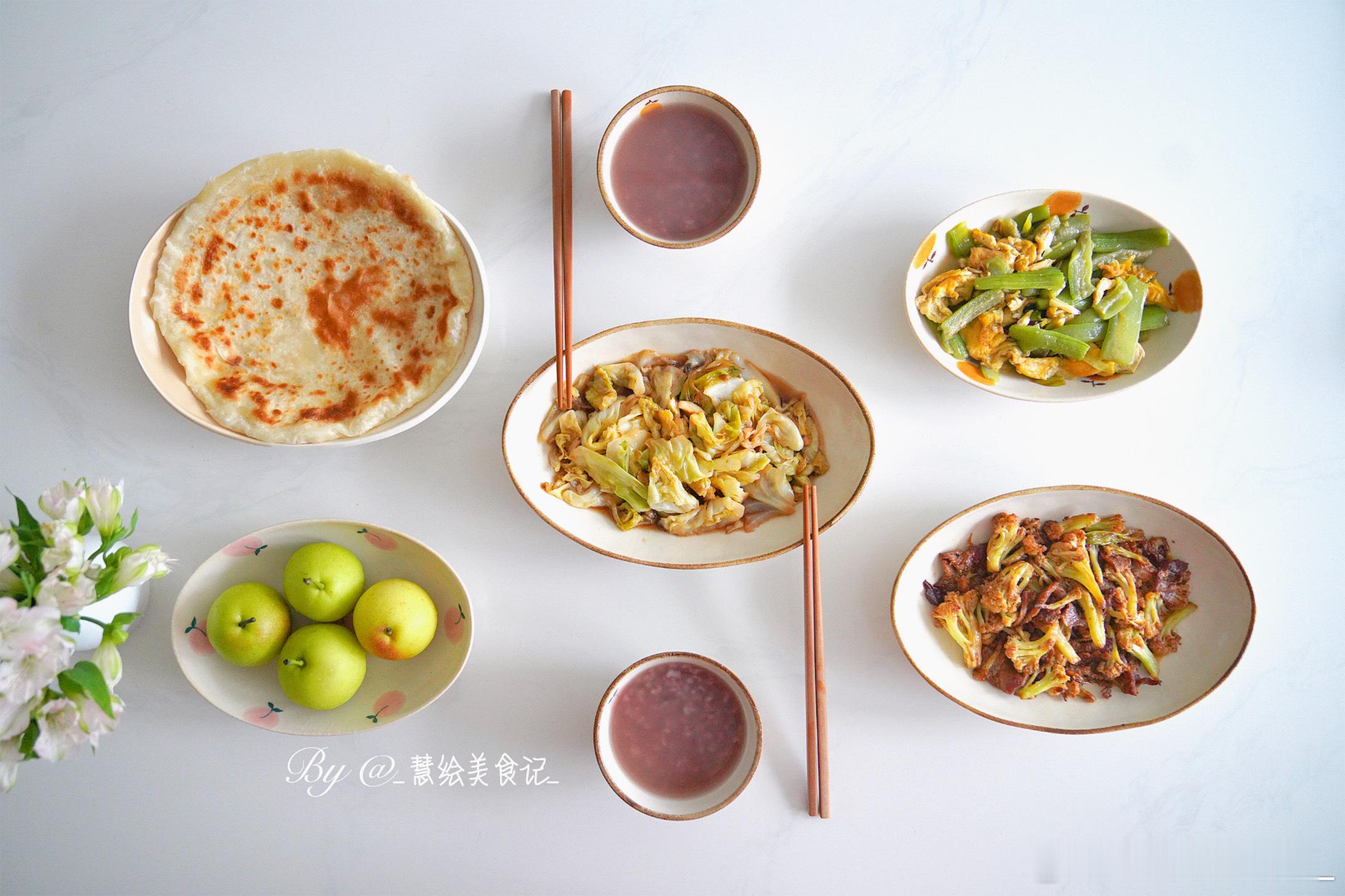 周五早饭丝瓜炒鸡蛋、素炒卷心菜、干锅花菜、家常饼、杂粮粥、香梨~立秋秋天第1个节