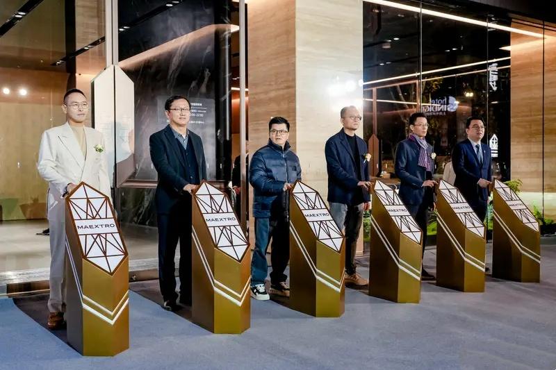 12月27日，上海，当百年外滩的璀璨灯火与中国高端新能源的科技锋芒相遇，尊界上海