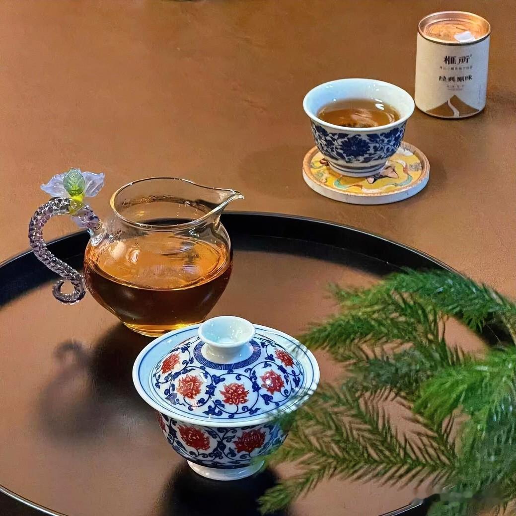 《茶时古风》
青瓷浮沉叶似烟，光阴慢煮意如渊。
不求急盏喧尘世，但得悠然即道筵。