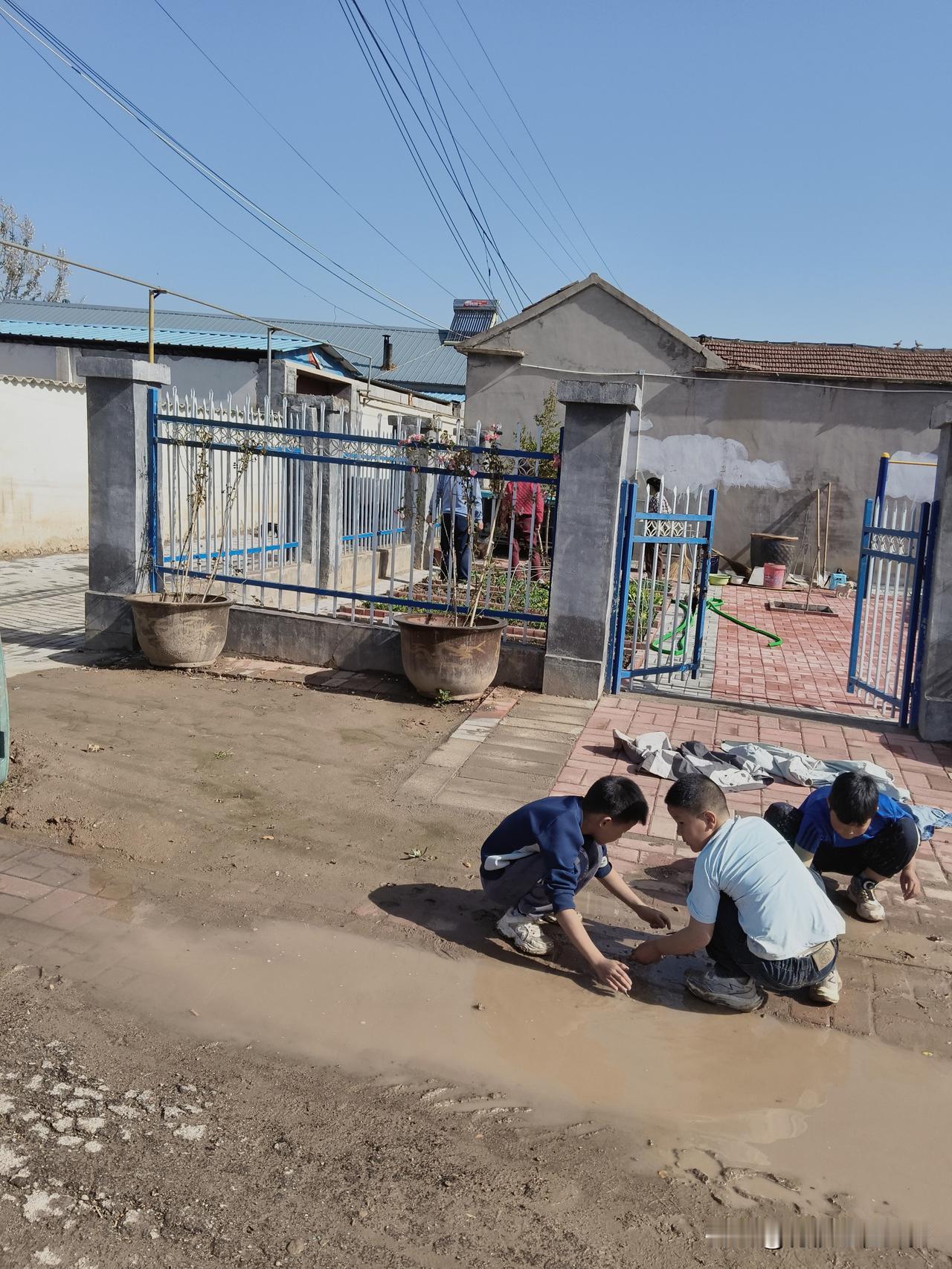 这三个男孩儿做的事，也许就是放春假的意义！
昨天去朋友老家玩儿，在村里转悠，看见