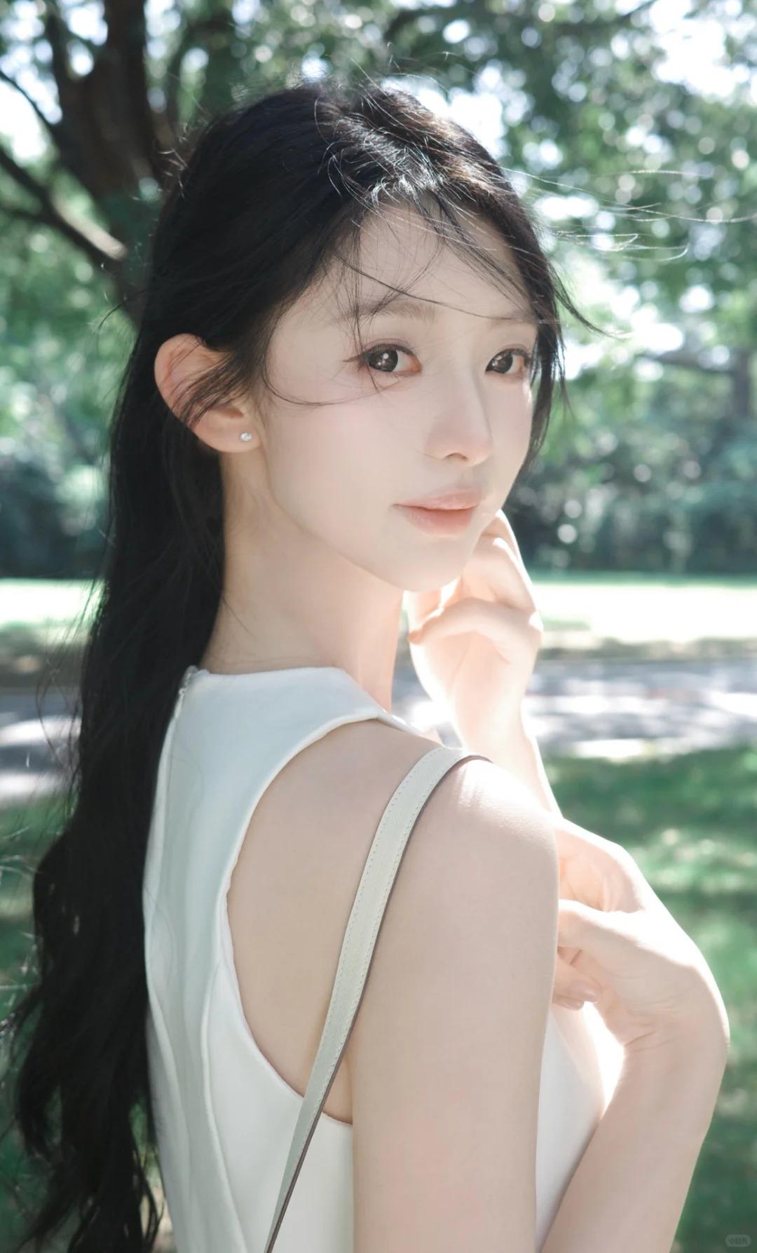 柔弱无骨的白皙00后少女，眉尾的碎眉像蒲公英的绒絮，细细软软地散在眉尾外侧，颜色