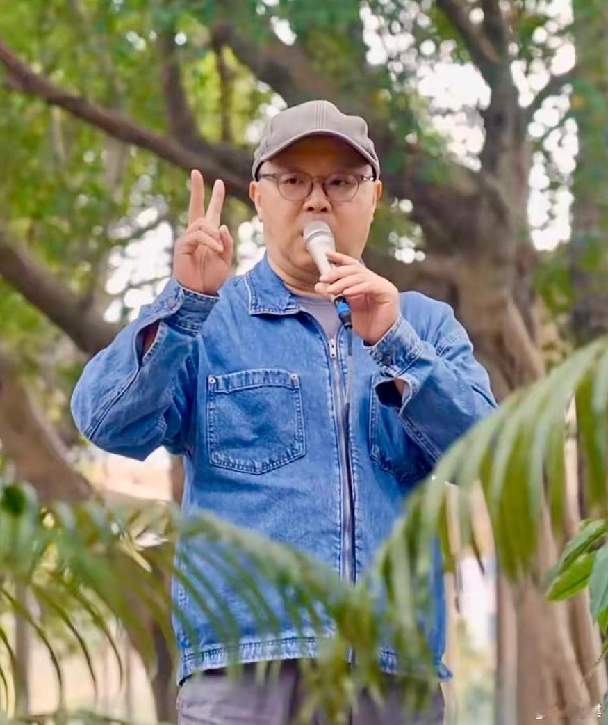 “和世界杯有关的趣味时间”；矮大紧与C 罗的真实同框，而窦唯将胜利手势献给了他不