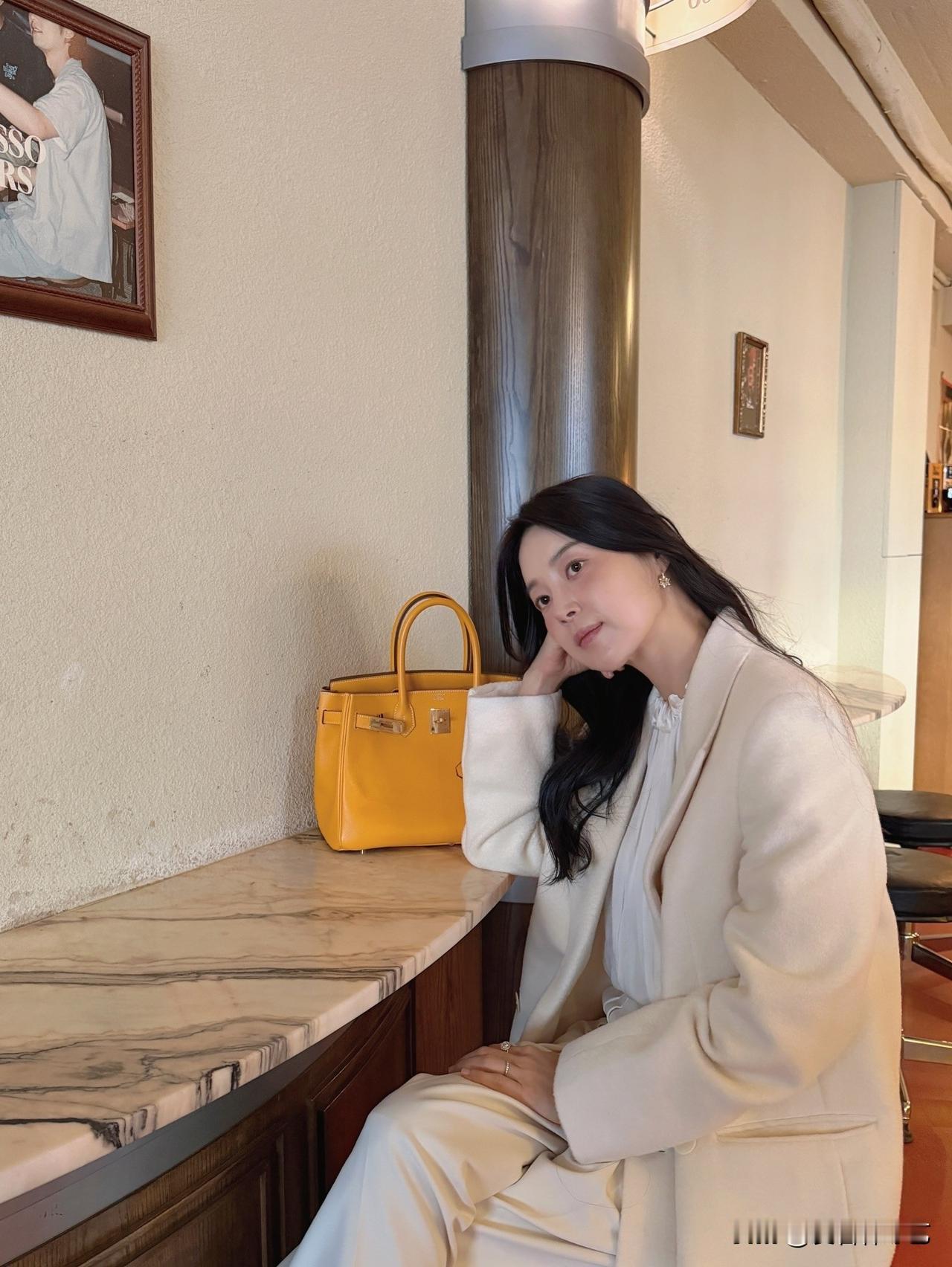 近日，演员韩智慧在Instagram上传了多张照片。照片中，韩智慧身着象牙色长款