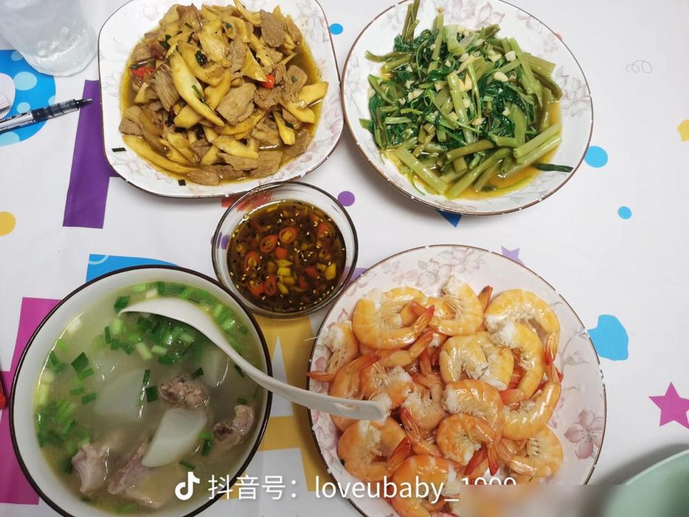 我算是发现了，如果你一天三顿饭在家吃，荤素搭配营养均衡的前提下，你这一天不用干别