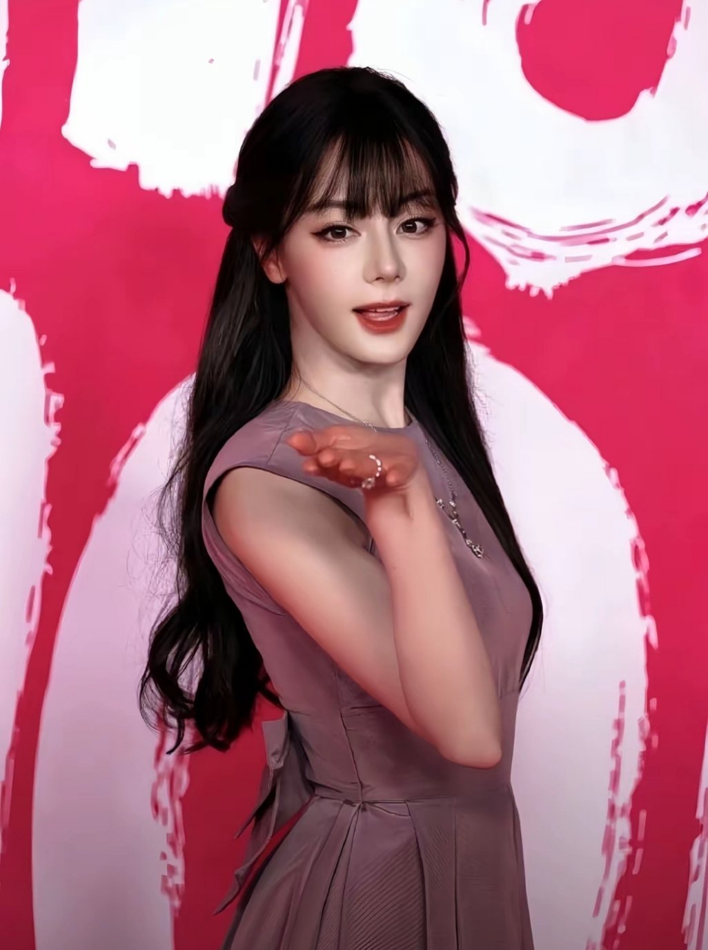 【迪丽热巴】姐姐人家也想要飞吻🥹·迪丽热巴转身飞吻 ​​​