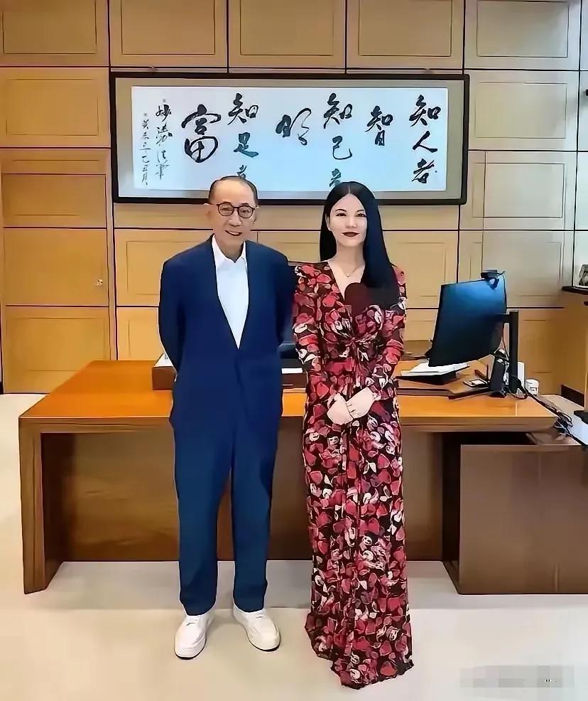 大家看了他们身后的这副字，我沉思了很久，俗话说：知足者常乐，没听说过知足能富裕，