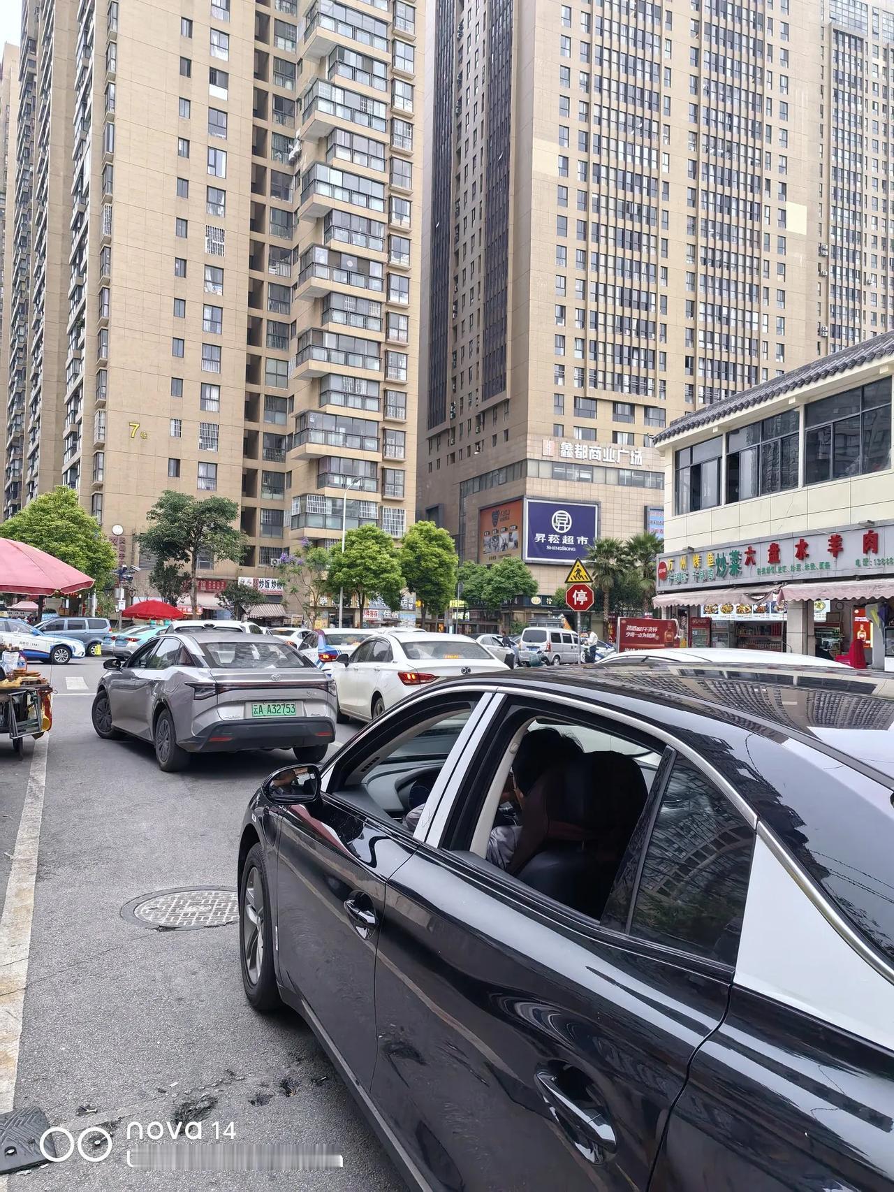 昆明火车站建的挺好，但是不知道为啥不考虑车辆进出线路规划的问题。拥堵的时候是真的