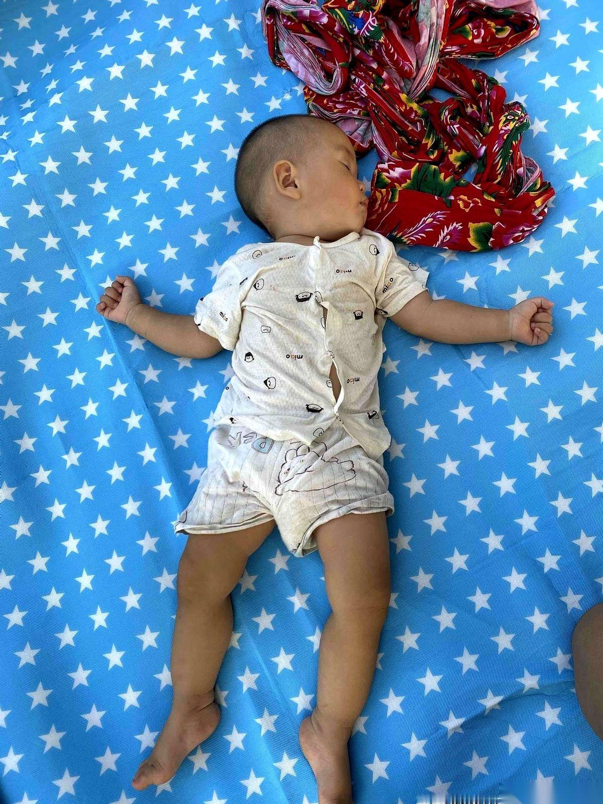 我儿子身上好像有个开关，只有我能按。
就半夜里，睡得迷迷糊糊哼哼唧唧的时候，伸着