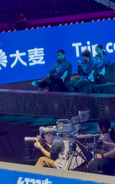 4.2日，王励勤主席和邱贻可都在看台看孙颖莎和蒯曼的比赛

今天王主席没有坐在前