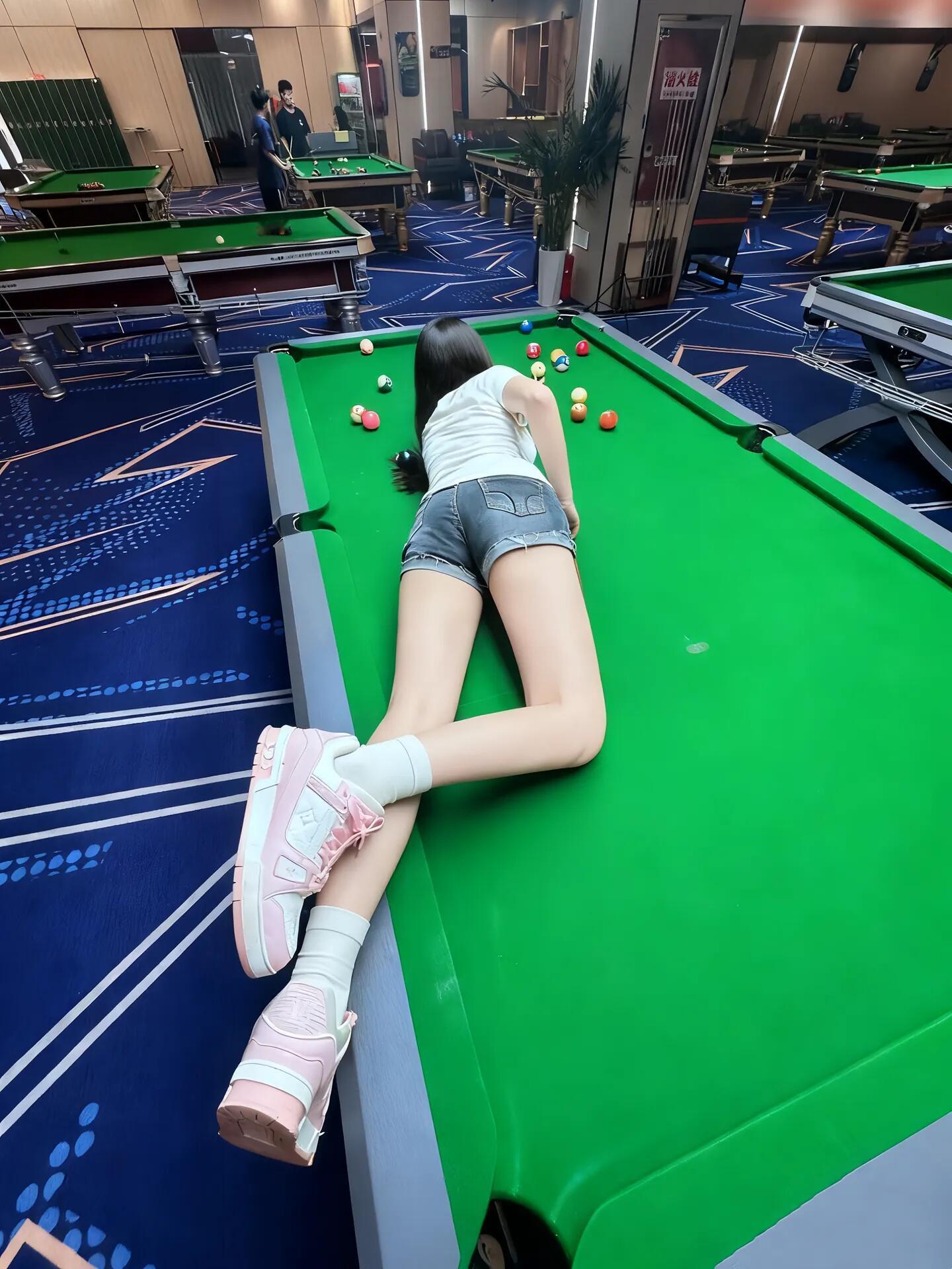 有没有人过来打台球的 