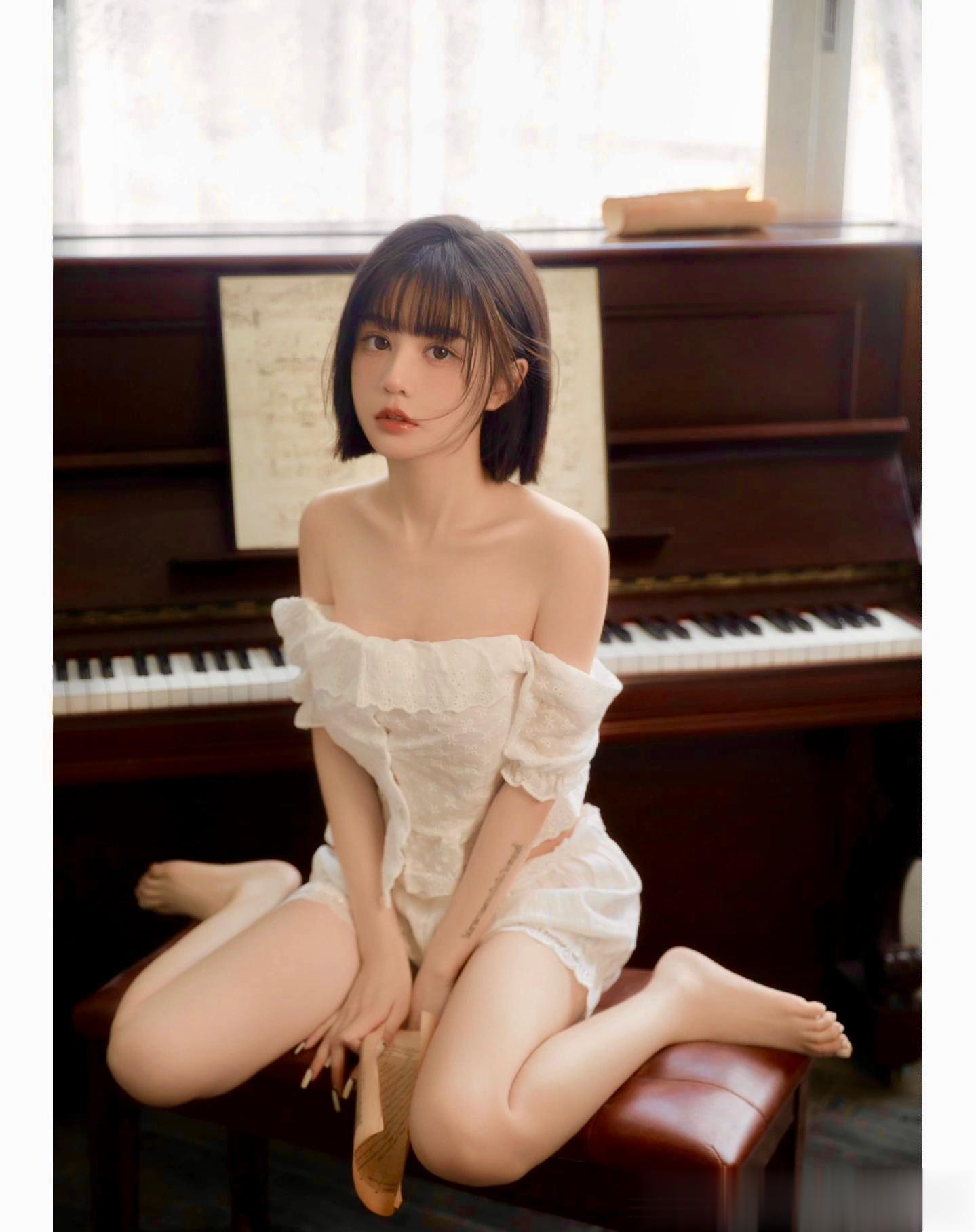 忧郁（王立新）忧郁在大云的眼框里 大海在钢琴的键盘下 你在我心中的火山中 每一次
