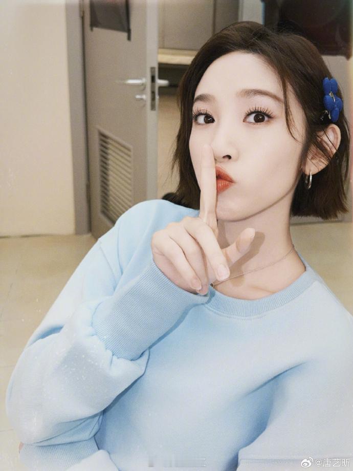 唐艺昕求帮选他拍还是自拍唐艺昕他拍vs自拍 唐艺昕乘风造型太亮眼，他拍展现舞台气