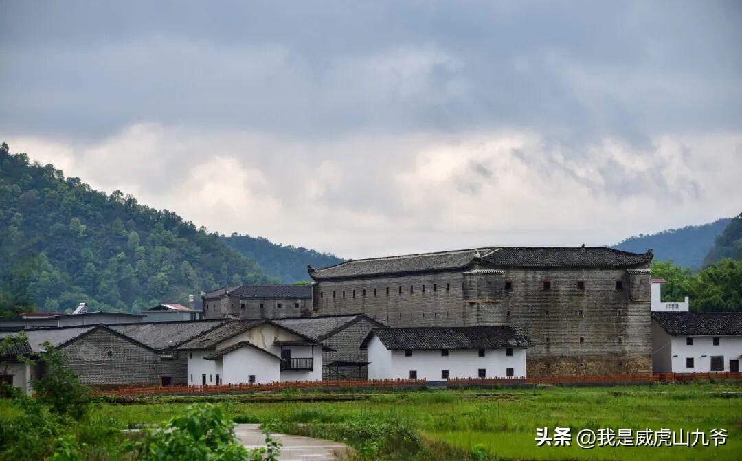 每个民族和地方都有各种语言文化，尤其是少数民族和客家人的语言有更丰富些。当然，每