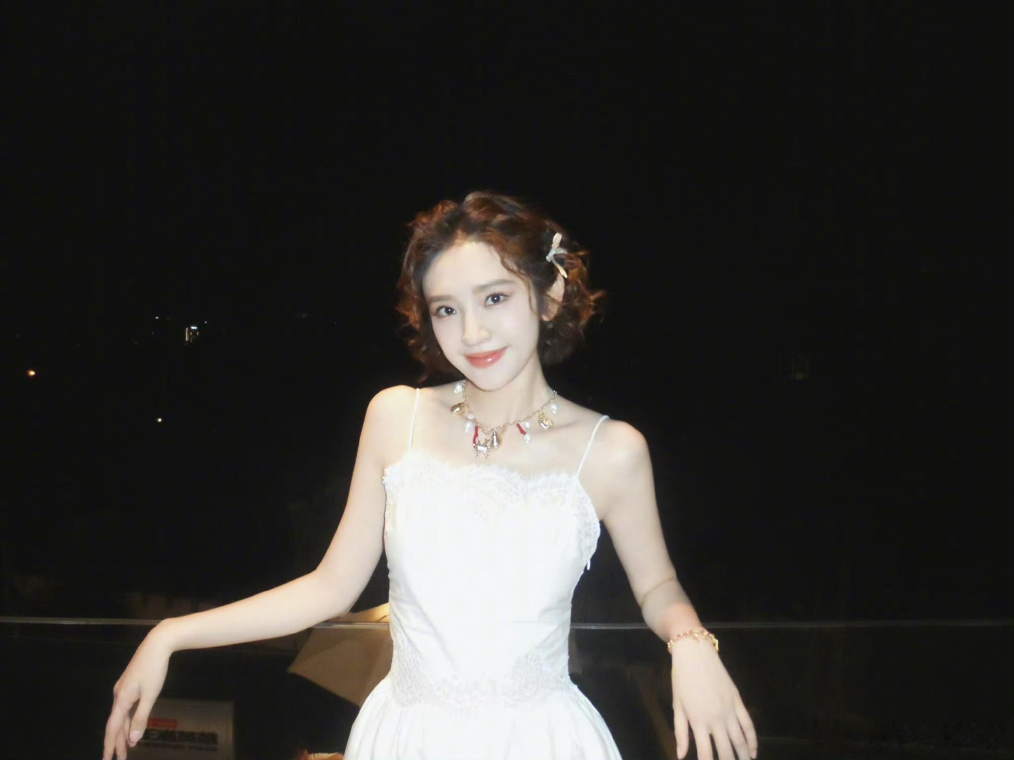 救命，唐艺昕怎么连夜里都这么白，配上甜甜的笑容，真的自带柔光。 ​​​