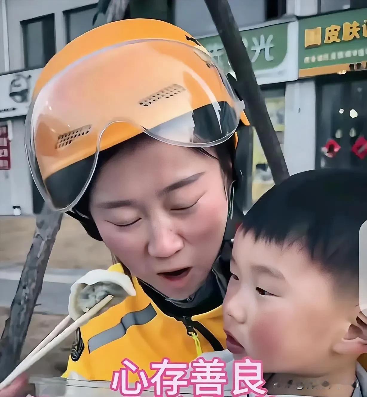 破防了！”一女子大年初二，带着年幼的儿子送外卖，竟然捡到一个装着10000多元，