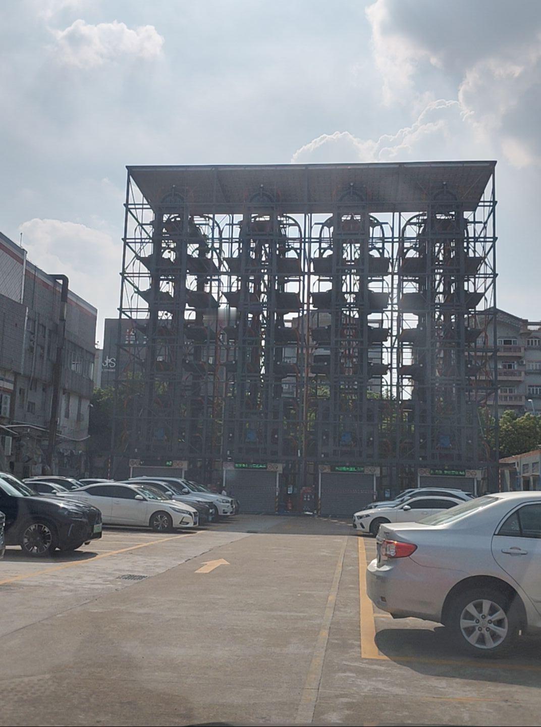 在中山小榄镇看到这座立体空中多层停车库，有点震撼到！

现在经济发展起来了，对于