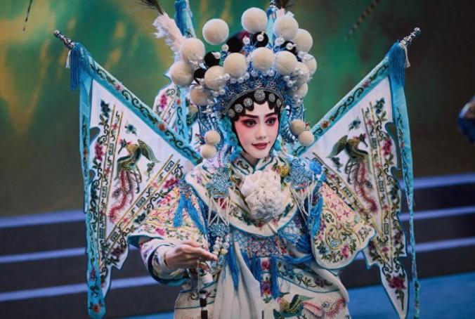 被黑最惨的是肖战，他的干净纯粹让他从地狱重回顶峰，再无人能挡其锋芒。
 
刘浩存