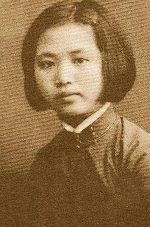 1942年，楚青通过海上秘密交通线到上海投奔父亲詹克明，并于10月生下第一个孩子