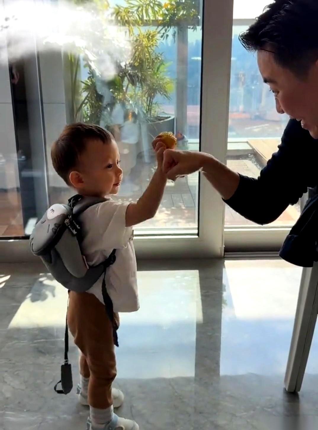 我跟你说，千万别小看小孩子跟你碰拳头。
尤其，是跟妈妈。
这哪是软萌啊。这分明是