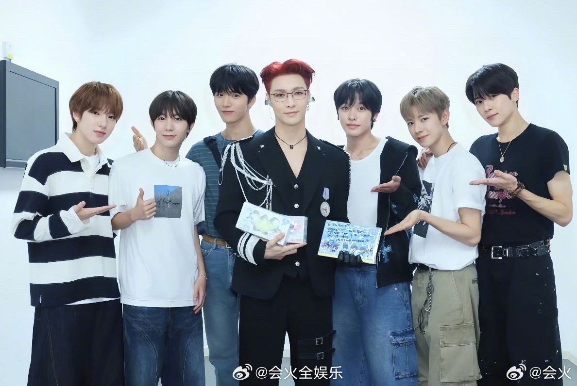 六小鬼和张艺兴合照啦！张艺兴和NCTWISH合照张艺兴NCTWISH演唱会后台合