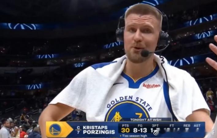 勇士今日在客场125-117力克奇才，赛后，波尔津吉斯在场边接受了记者采访。谈到