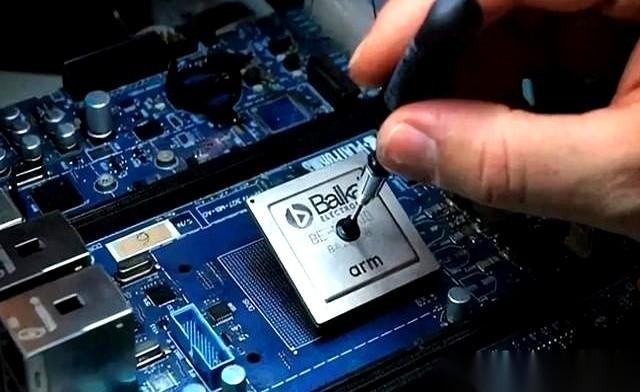 你敢信吗？芯片良率不到50%，也就是说造两片就得扔掉一片，废品堆成山，但人家眼睛