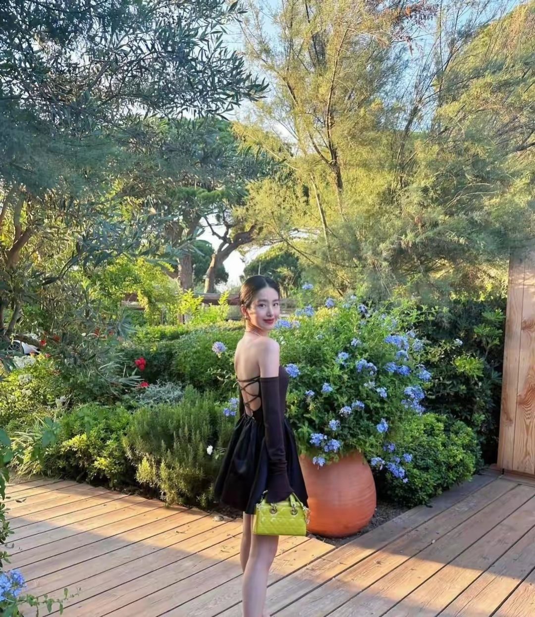 杨采钰嫁给陈金飞后更美了，更有气质啦，穿露肩裙喝下午茶，31岁美出新高度 ​​​