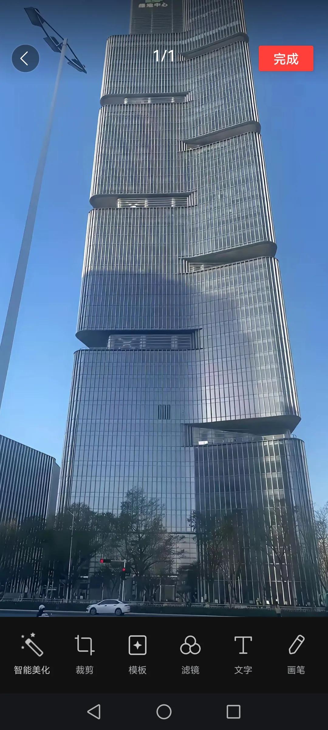 这幢楼好高哦！大家猜猜这是我国的哪城市才有这么高的楼，而且造型也好看，像叠方块的