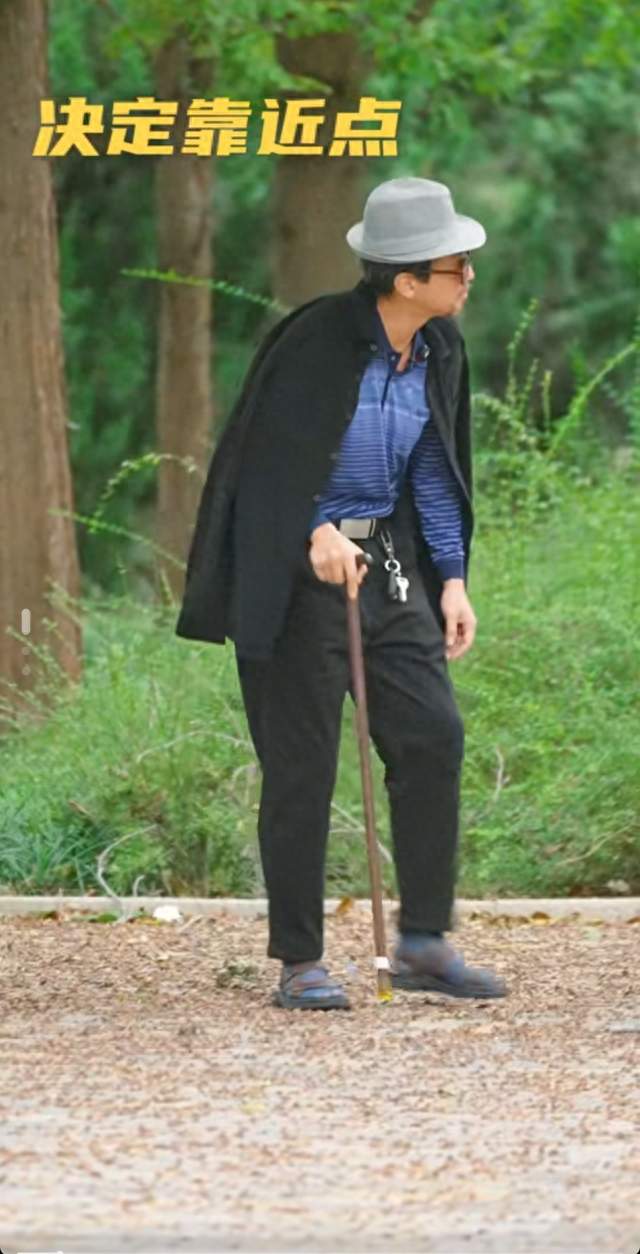 邓超扮大爷混广场舞被拒，背后故事太好哭了