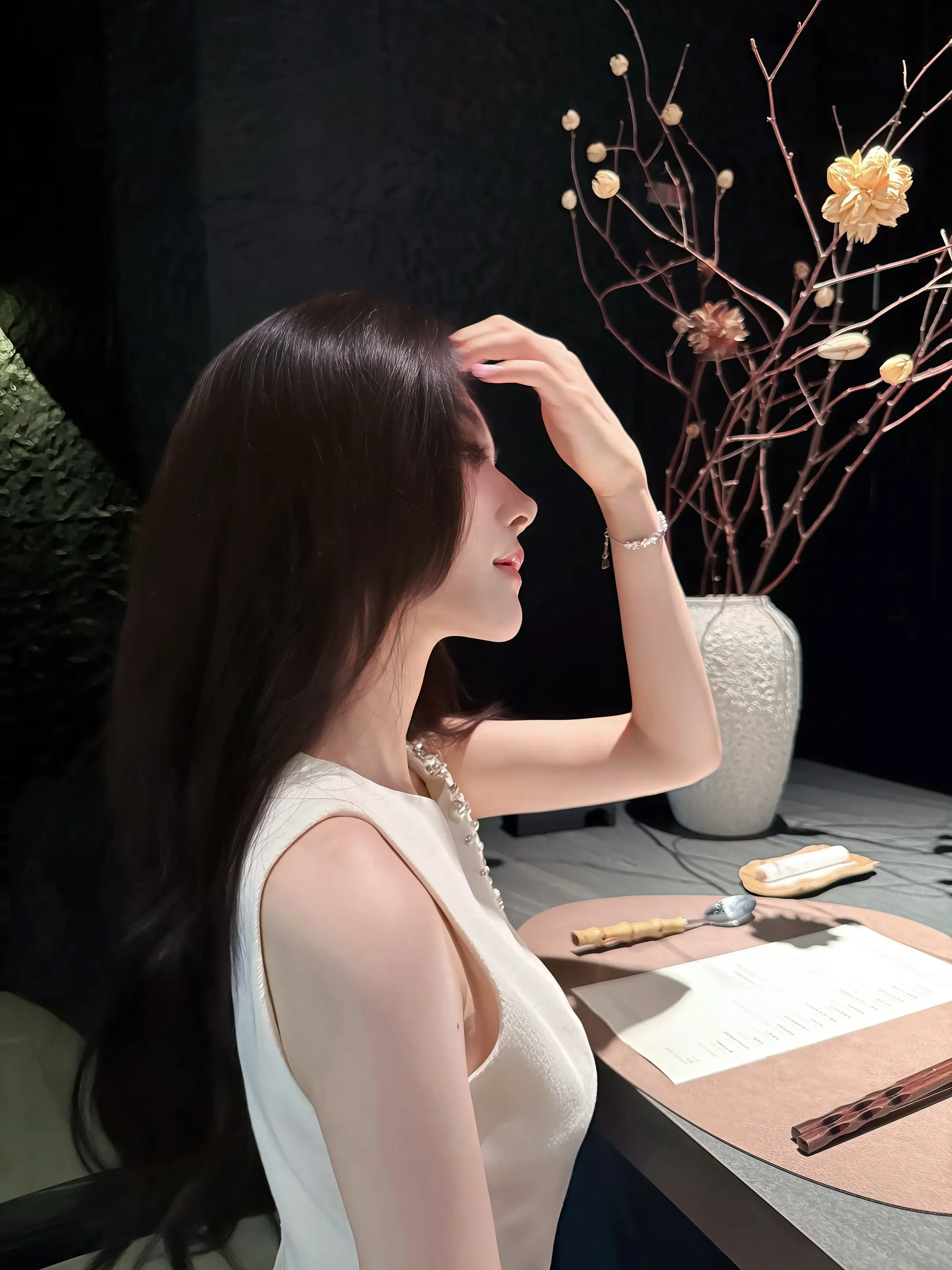 两个人不能一拜天地 倒是分别的时候 谢了又谢 祝了又祝