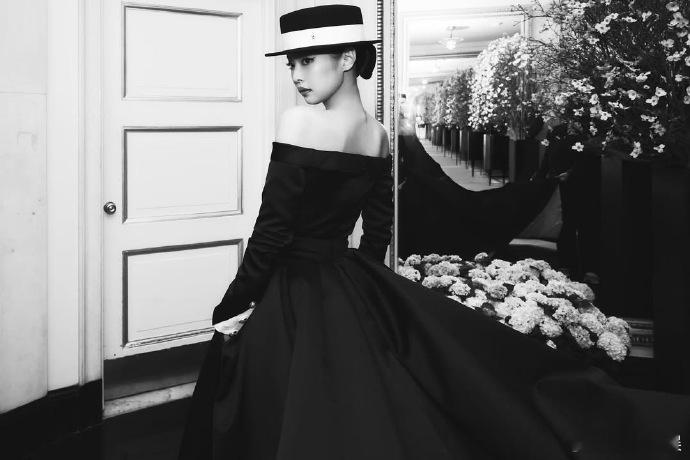 JENNIE中世纪大小姐JENNIE高贵小猫 MET GALA 25官摄图公开，
