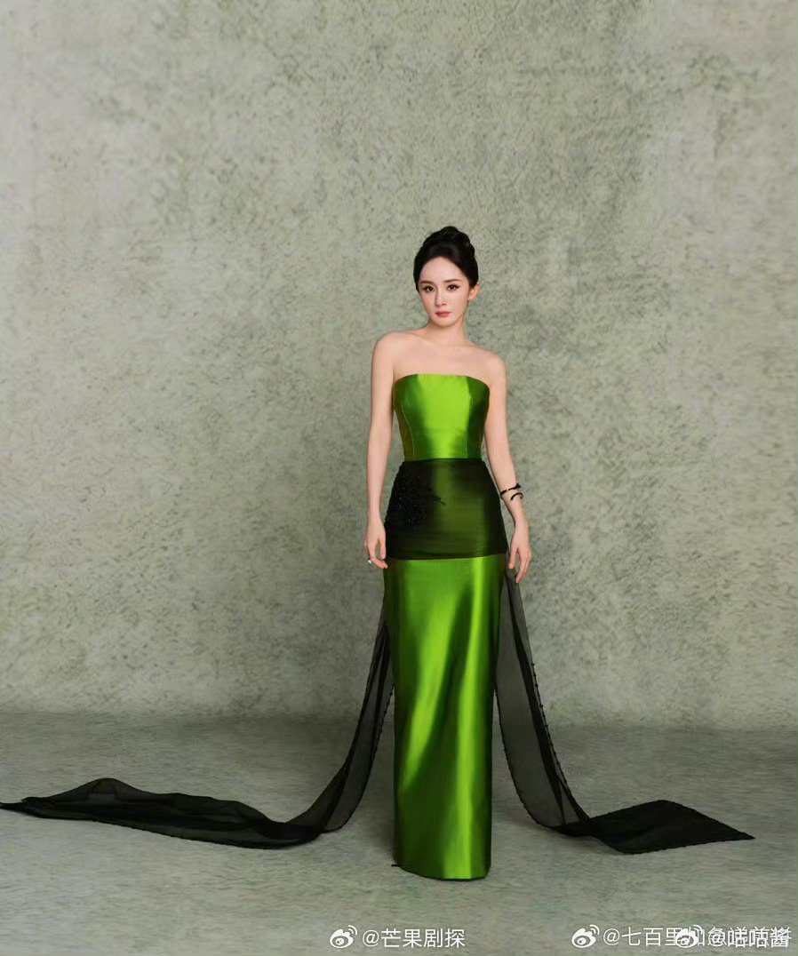 杨幂翡翠美人杨幂翠绿琉璃裙 幂姐这套翠绿琉璃裙好漂亮啊 