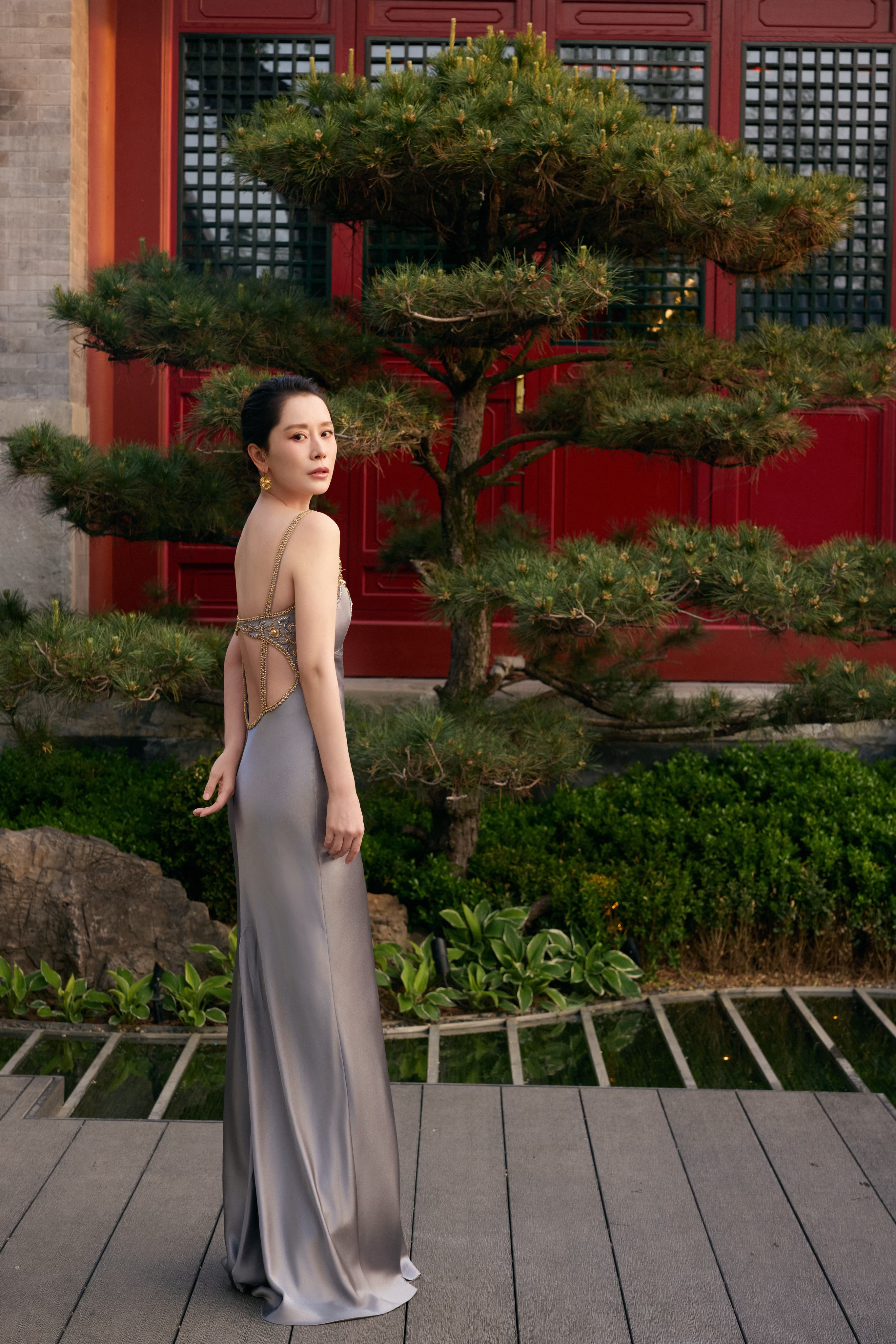 海清一身银色连衣裙搭配黑色西装外套参加第16届北京国际电影节范思哲晚宴，从容利落