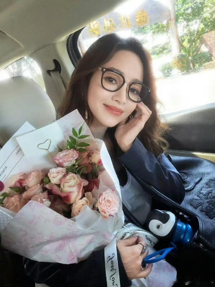 侯佩岑于《乘风2025》舞台绽放光芒，却无奈分享老花眼困扰，美丽与烦恼并存，护眼