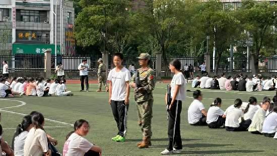 国防教育不能做成生意！军训外包乱象敲响警钟青少年安全不容儿戏