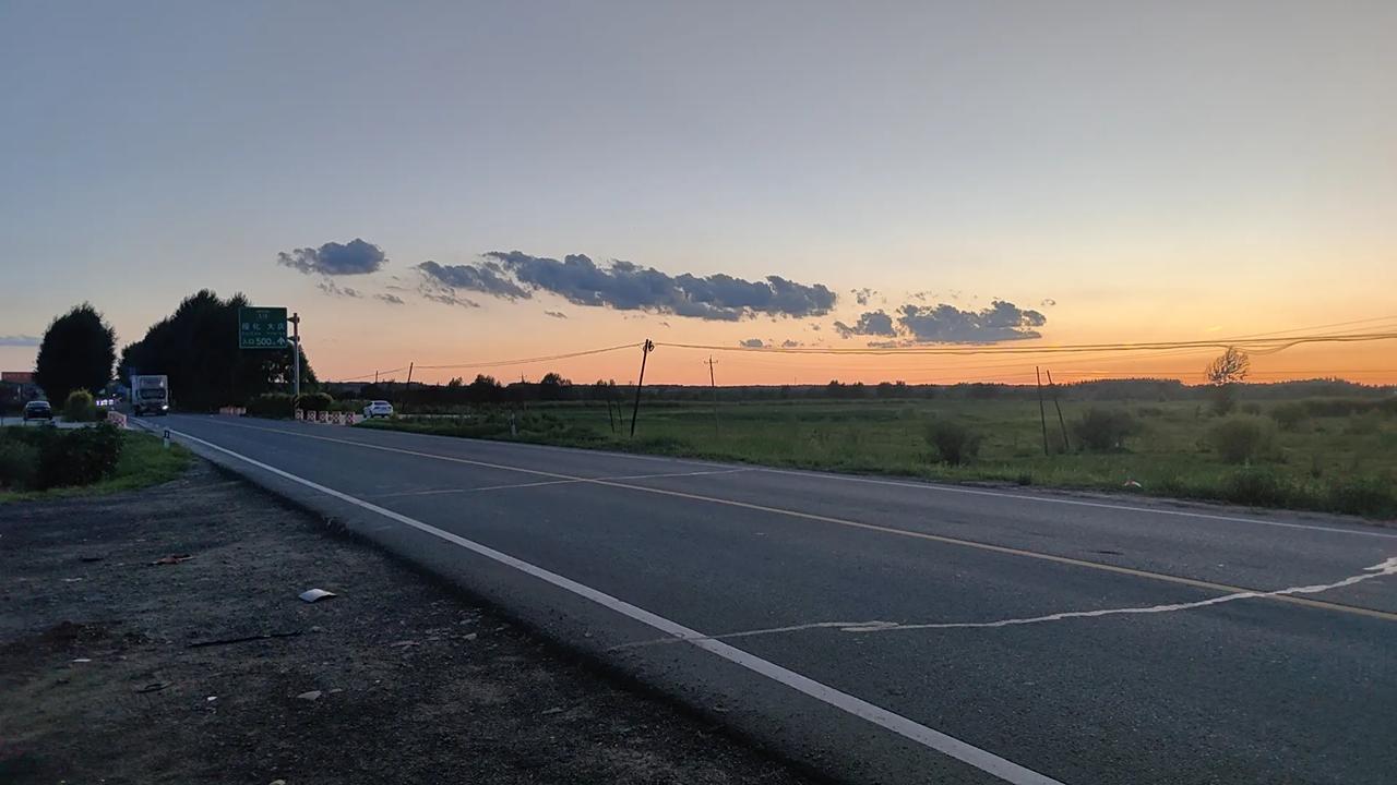 咱这也算骑出县了。夕阳下的通肯河。