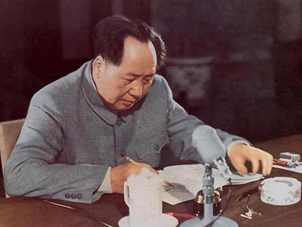 毛主席的诗词每一首都精彩，许多诗句堪称经典，深入人心。每每读来，都令人感慨万千，