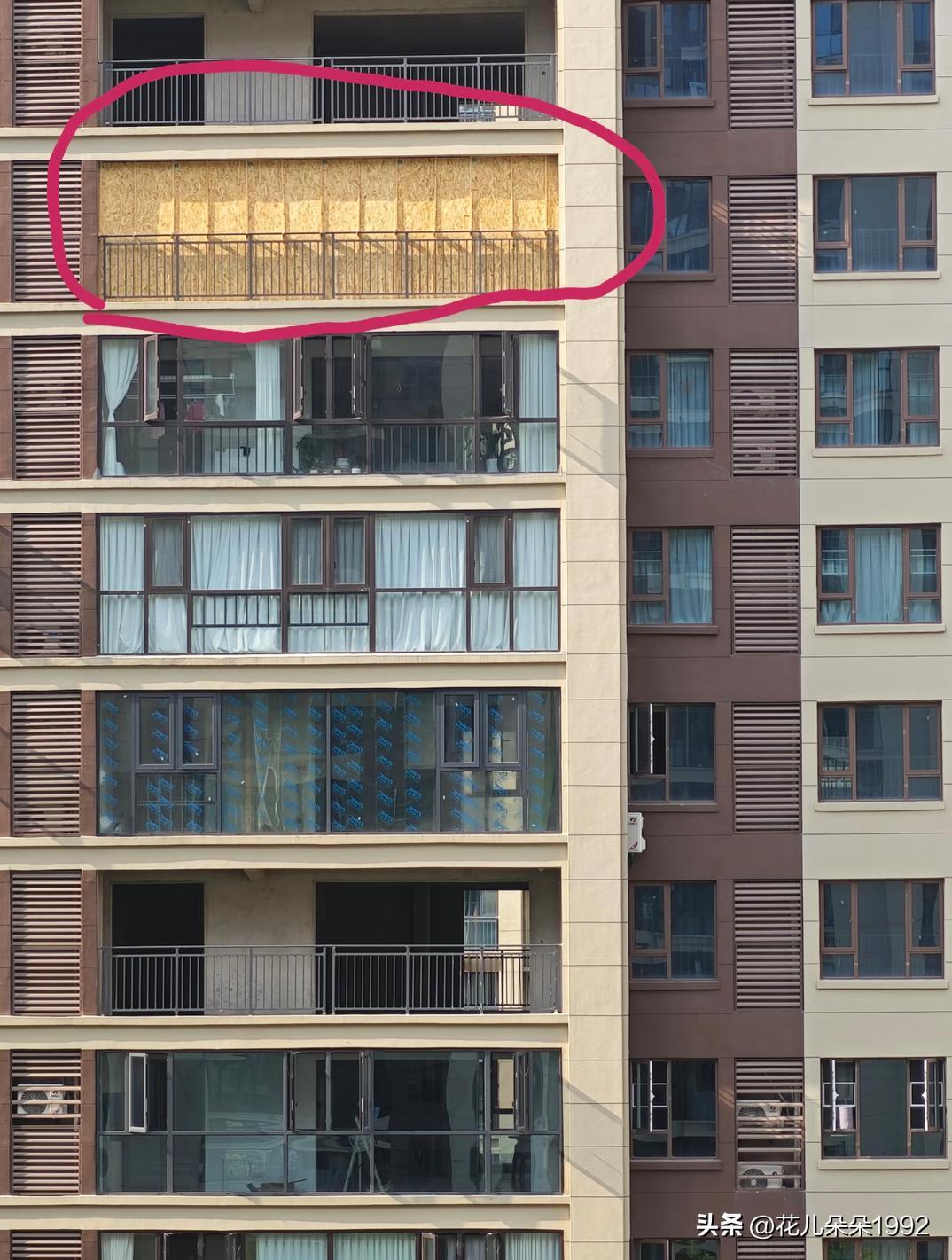 小区邻居这种把阳台全木板封闭啥情况？
怎么用木板把阳台全部封死了？
      