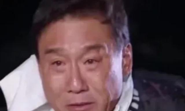 梁家辉曾在一采访中直言：“我觉得香港人其实挺可悲的，被英国人统治了一百多年，在回