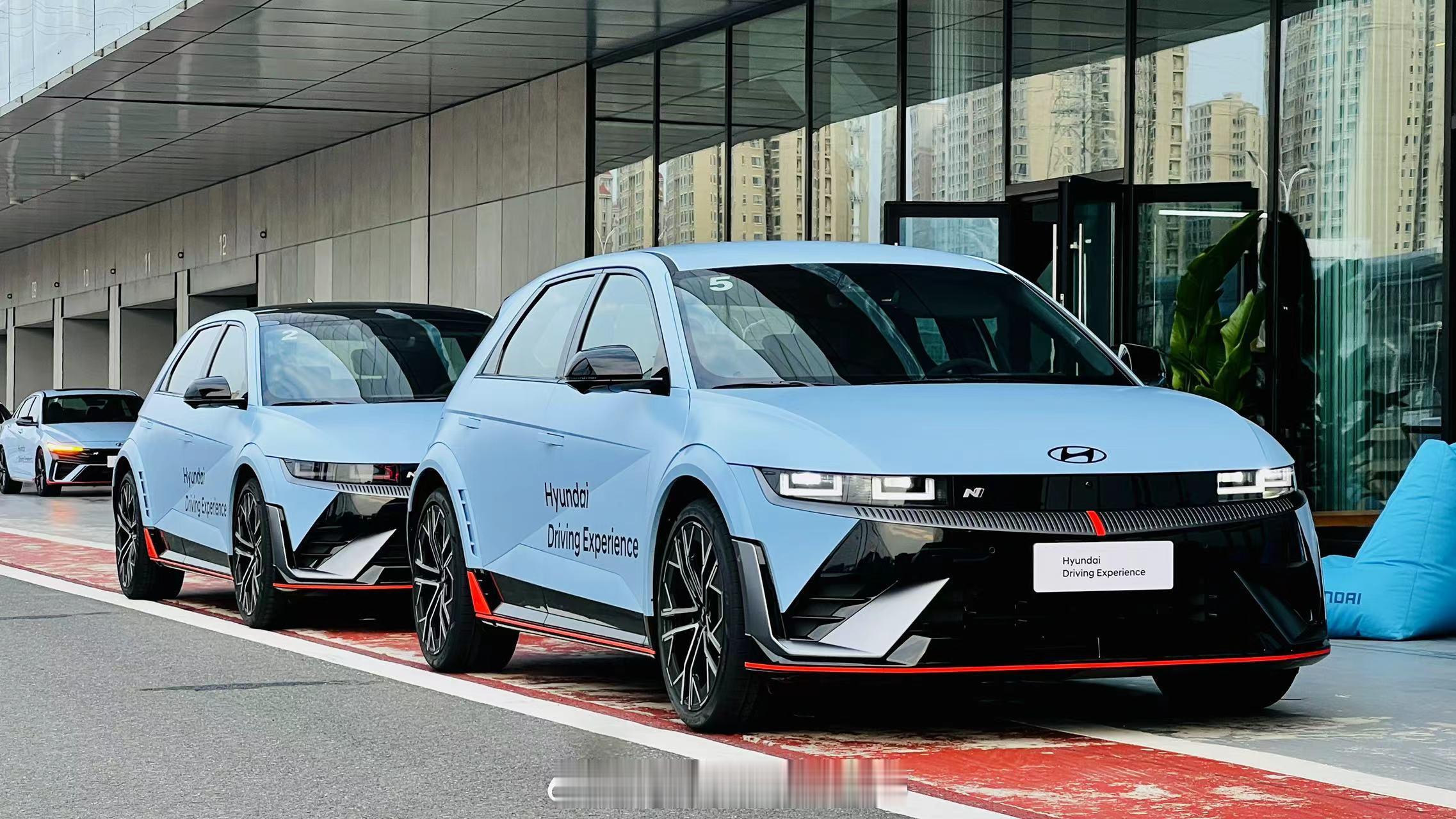 蟹bro，这车真帅-现代iOniq5 N试驾1先说实用，作为一台电动SUV：后排