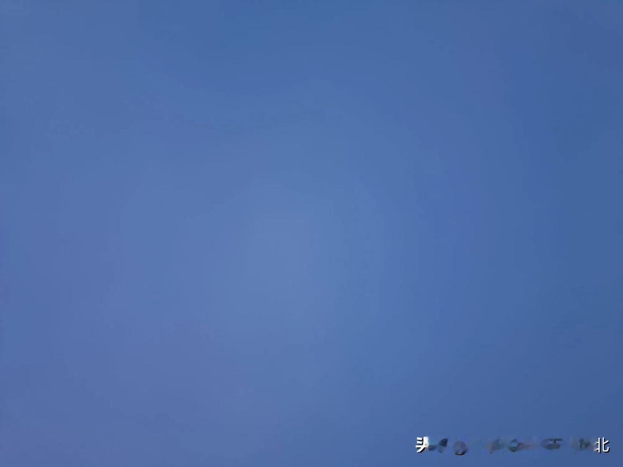 为什么现在天空星星看起来很少？
天空中星星看起来很少可能有以下几个原因：
1. 