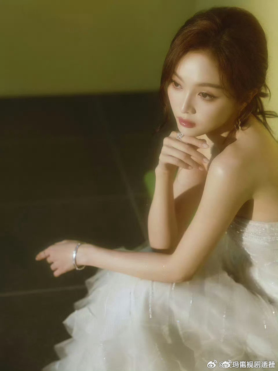 吴宣仪分享了一张图片配文为“凡事做好自己就行，剩下的交给时间和报应。”这是怎么了