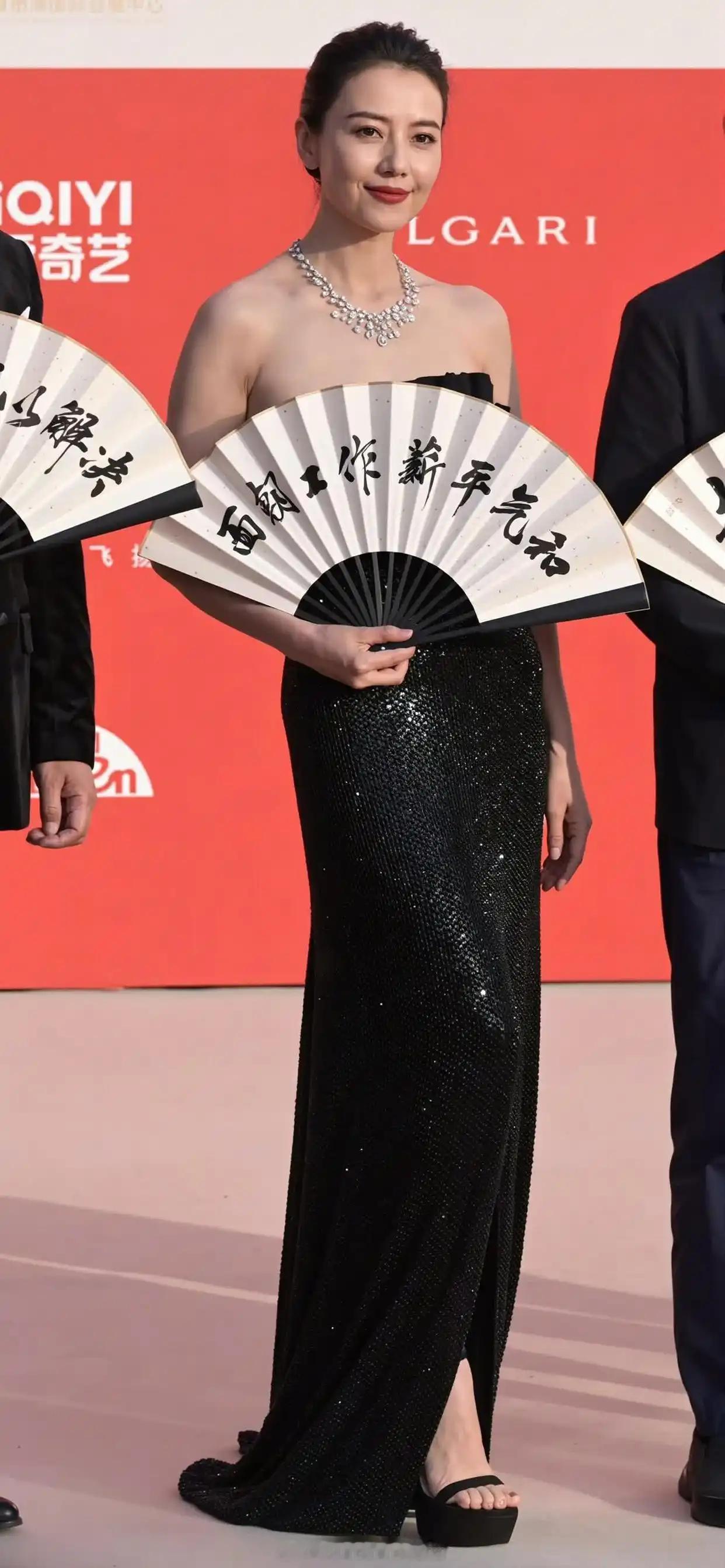 高圆圆各个年龄段仍然保持明媚魅力，令人赏心悦目。 ​​​