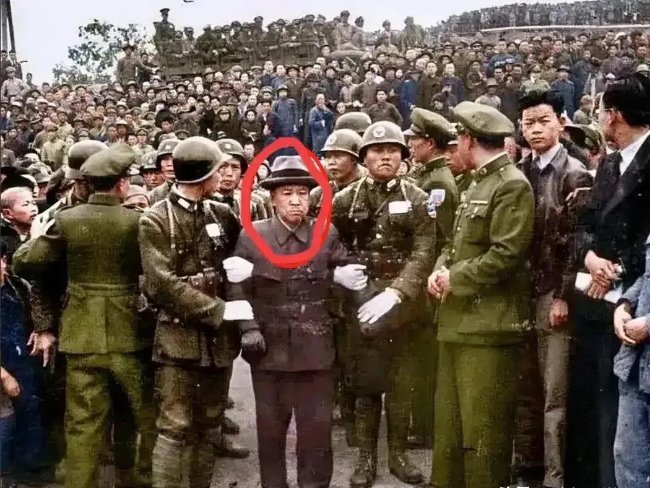 这是1947年4月26日，南京大屠杀主犯谷寿夫被押赴雨花台刑场枪决的场景 