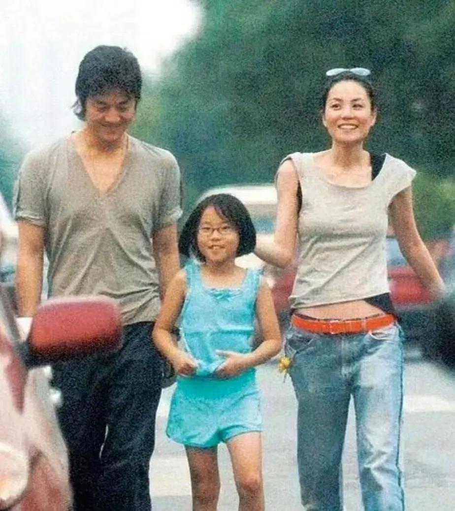 这颜值确实可以吸引很多女性，不想，一群大红大紫的大姐大，也是喜欢这个颜。看了很多
