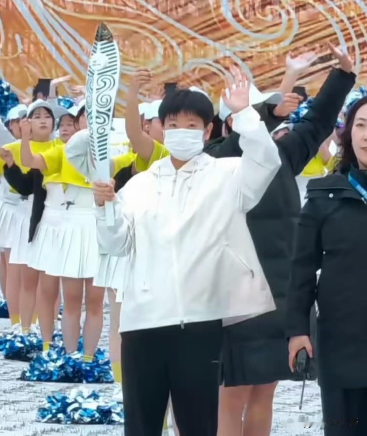 孙颖莎开幕式现场彩排第六棒火炬手！
真的好可爱，这个白色衣服跟莎莎真配，这么看莎