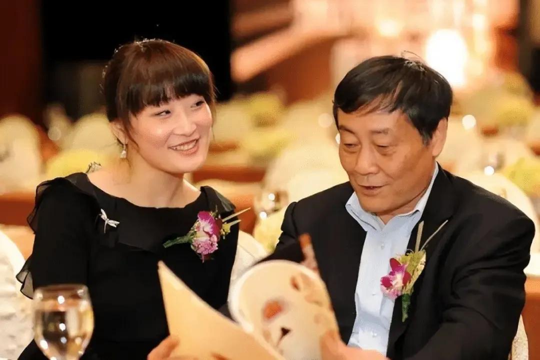 最近，网络上宗庆后私生子抢夺宗氏财产的话题热度持续不退，闹得沸沸扬扬，据说有三个