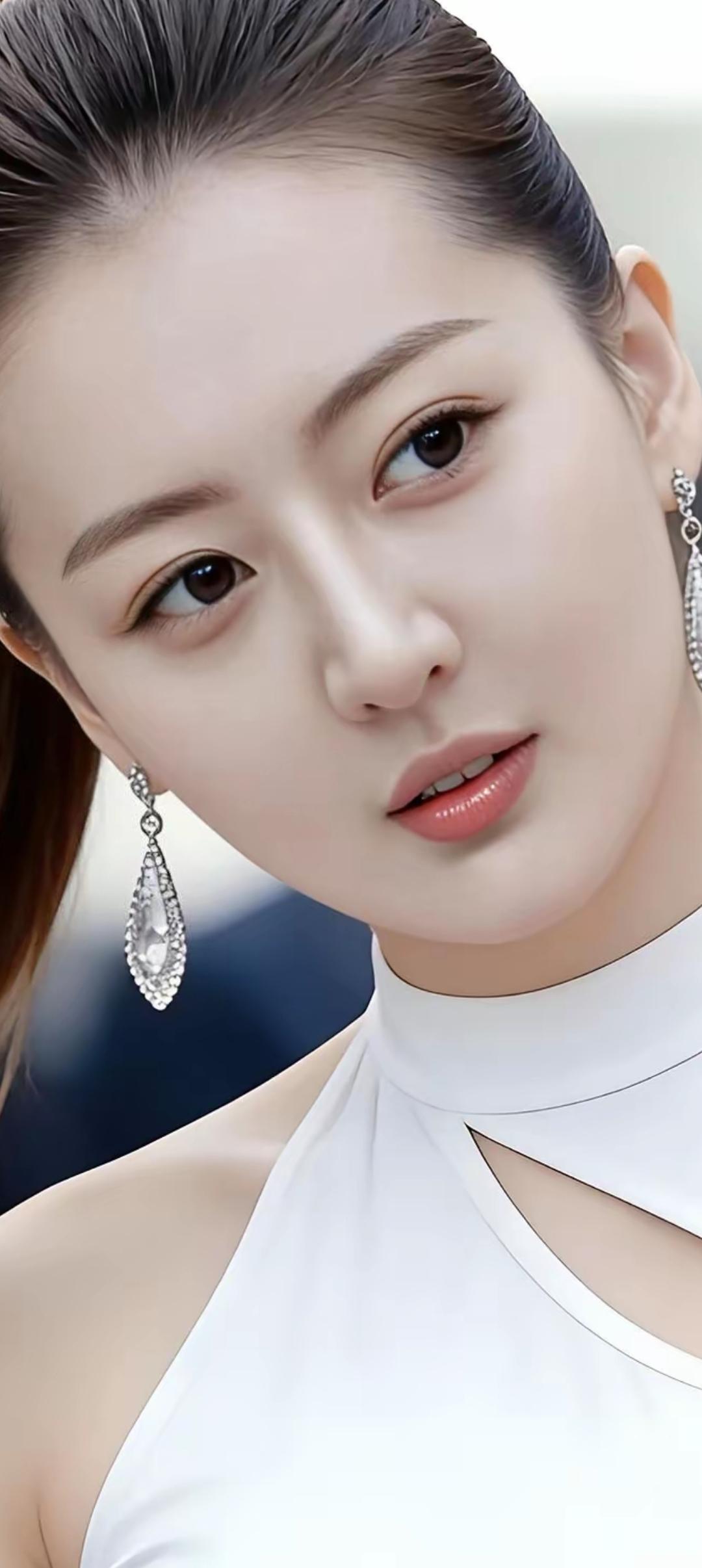 优雅白裙，闪耀耳饰，气质满分！💎✨