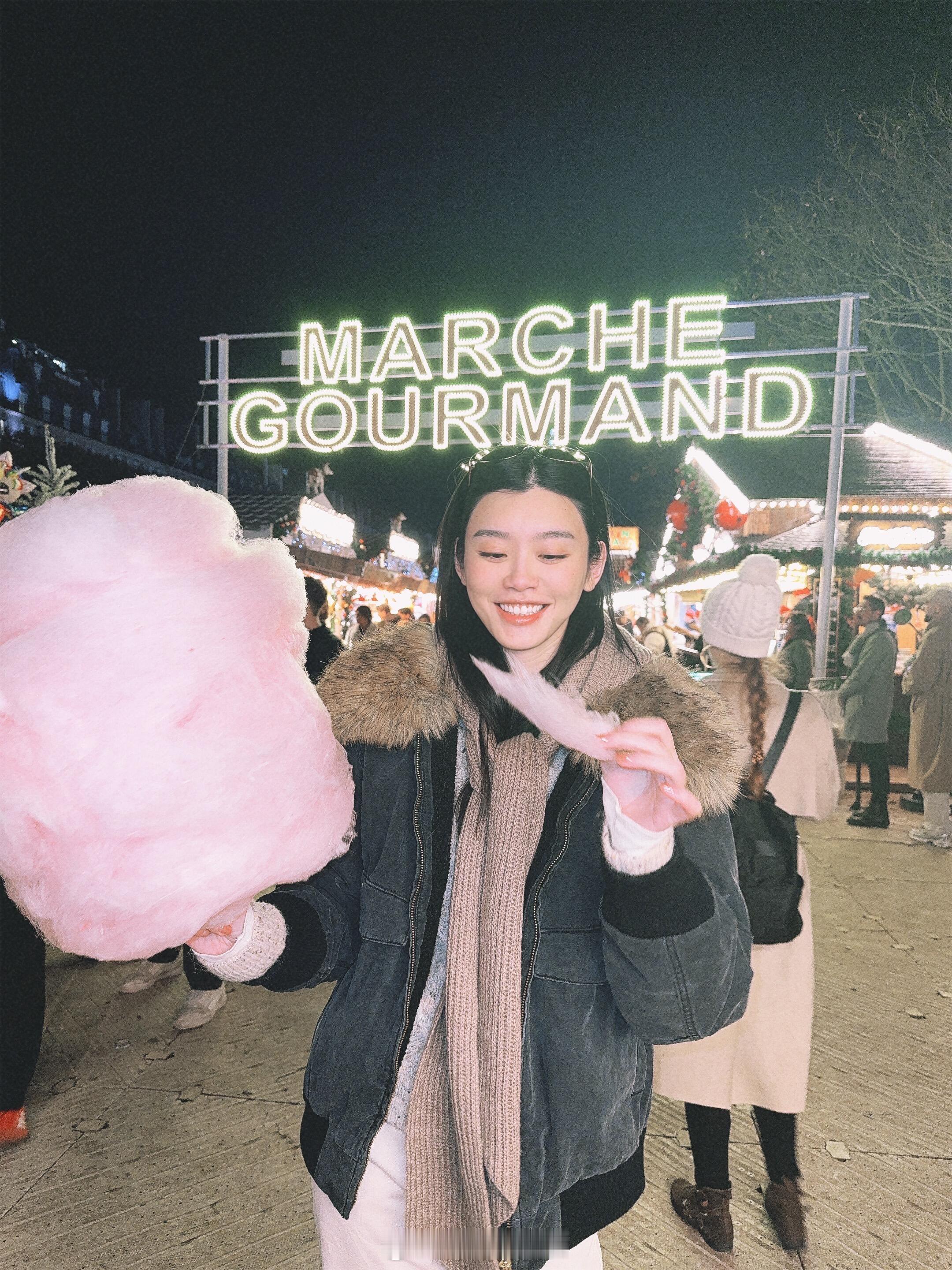 奚梦瑶何超欣逛圣诞市集奚梦瑶何超欣一起逛圣诞市集 奚梦瑶何超欣一起逛圣诞市集 